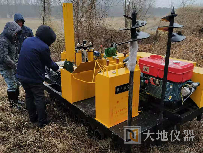 履帶式靜探車工作原理跟其它液壓靜探機(jī)相同